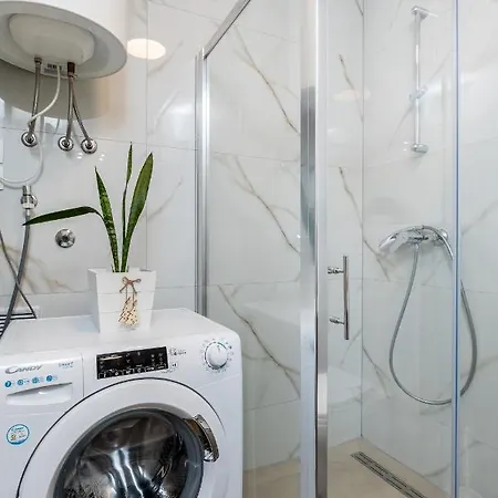 Nomad + Free Parking