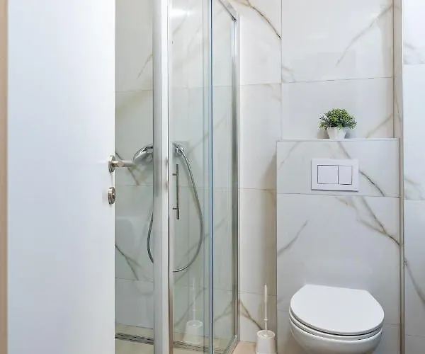 Nomad + Free Parking دوبروفينك