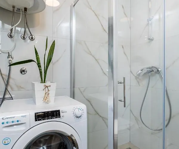 Nomad + Free Parking