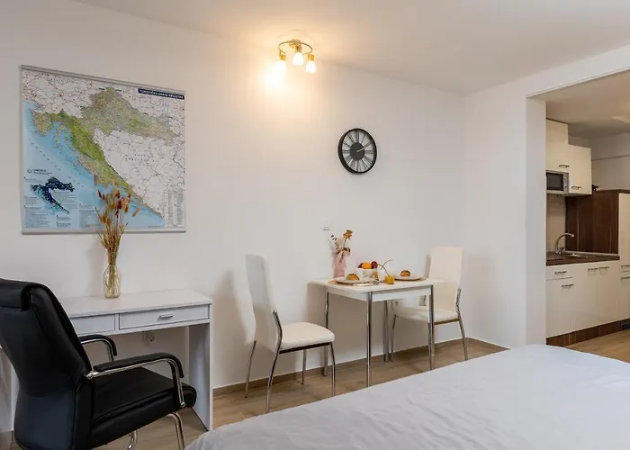 Nomad + Free Parking دوبروفينك